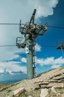 Engebeli araziüzerinde telesiyej kuleleri ve kabloları