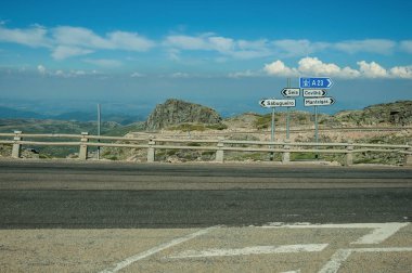 Kayalık manzara dan geçerken şehir yol tarifi ile tabelalar