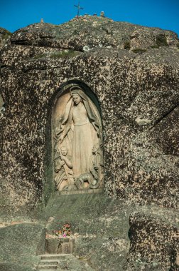 Kayalık bir kayanın içinde oyulmuş Good Star'ın Leydisi'nin görüntüsü