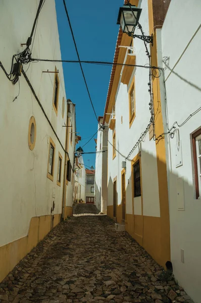 Casas antiguas con pared encalada en callejón en pendiente — Foto de Stock