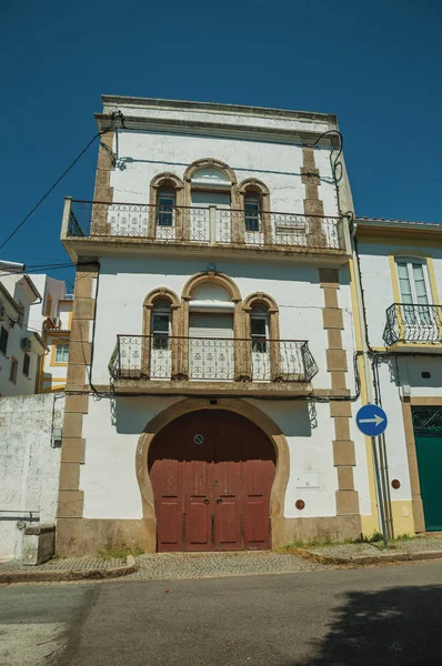 Linda fachada de casa vieja y puerta de madera incómoda —  Fotos de Stock