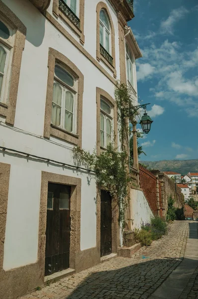 Antigua mansión con decoración de piedra en un callejón desierto — Foto de Stock