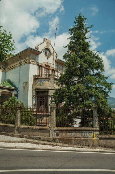 Antigua mansión con fachada decorada con baldosas de cerámica — Foto de Stock