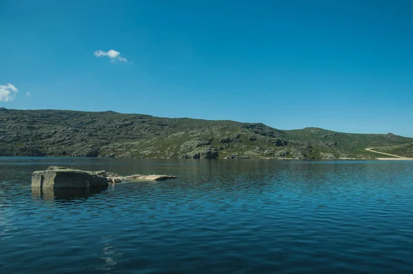 Kék friss víz a nagy-tó a hegyvidéken — Stock Fotó