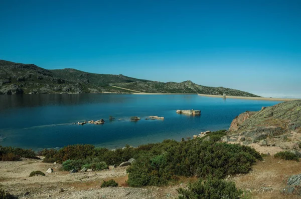 Blue fresh water at the Long Lake on highlands — Stock Photo, Image