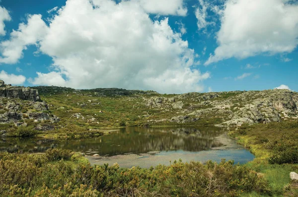 Dağlık arazideki kayalık bir arazide barajdan göle — Stok fotoğraf