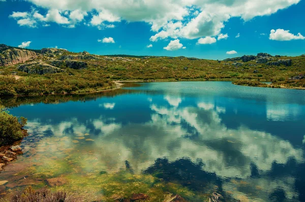 Lago de presa en un terreno rocoso en las tierras altas — Foto de Stock