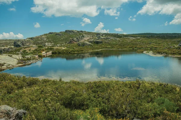 Dağlık arazideki kayalık bir arazide barajdan göle — Stok fotoğraf