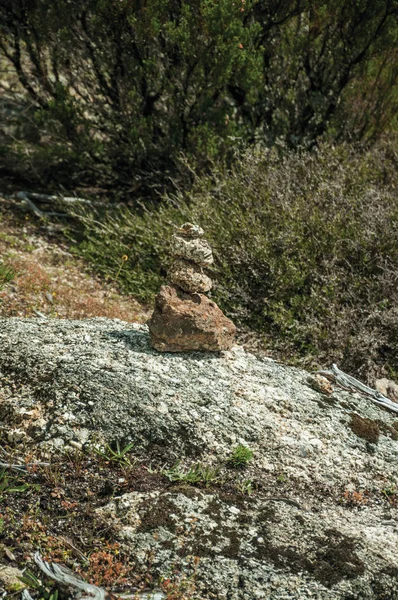 Petit cairn érigé comme marqueur de sentier sur les hauts plateaux — Photo