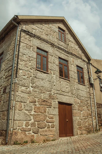 Casa velha com parede de pedra em um beco deserto — Fotografia de Stock