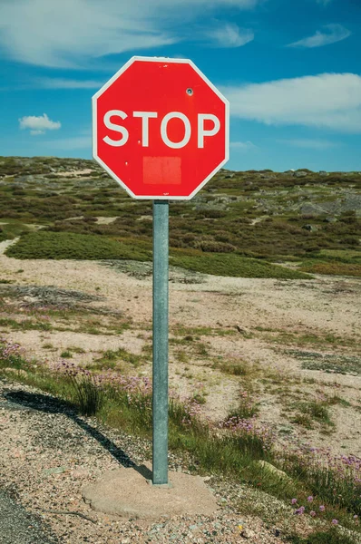 Stopp-Verkehrszeichen und felsige Landschaft — Stockfoto