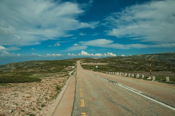 Route traversant un paysage et des champs rocheux — Photo