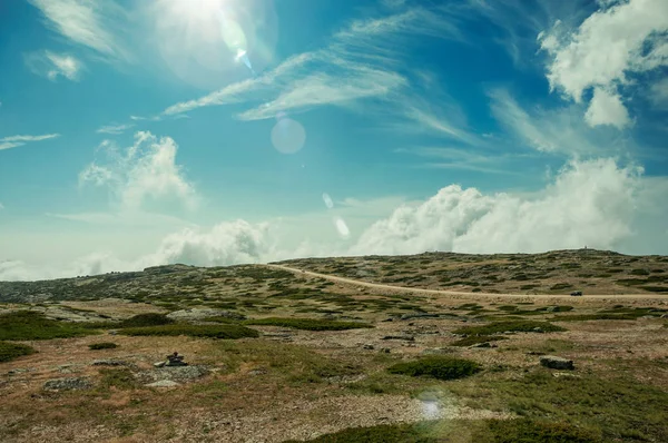 Strada con auto che attraversano il paesaggio roccioso — Foto Stock