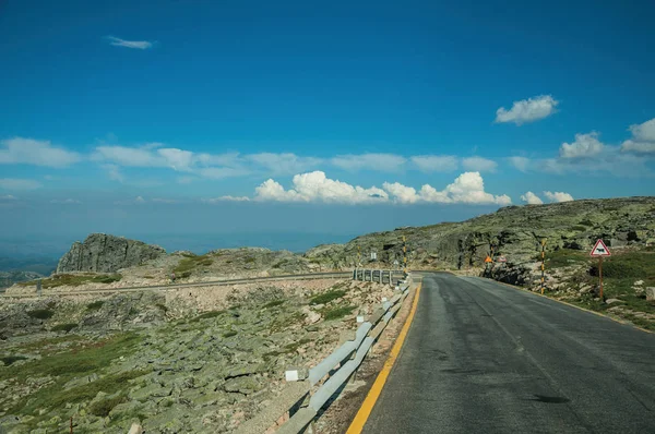 Δρόμος πάνω από ορεινό τοπίο που καλύπτεται από βράχια και θάμνους — Φωτογραφία Αρχείου