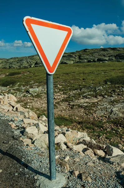 Verkehrszeichen am Straßenrand und Felslandschaft — Stockfoto
