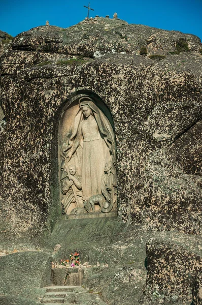Образ Богоматери Доброй Звезды, вырезанный в скалистой скале — стоковое фото