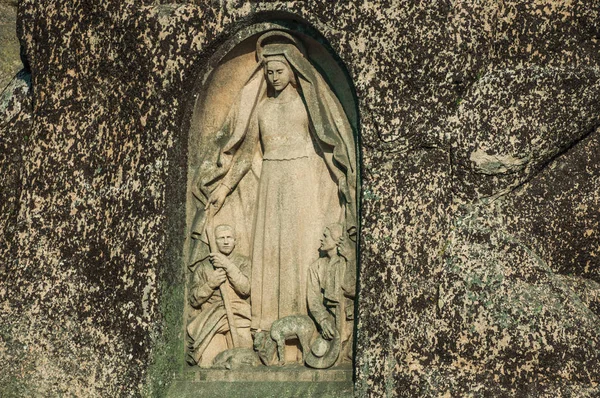 Wizerunek Matki Bożej dobrej gwiazdy rzeźbione w skalistym klifie — Zdjęcie stockowe