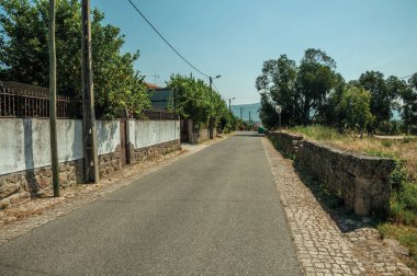 Monsanto yakınlarındaki küçük mülklerin yanındaki kırsal yol
