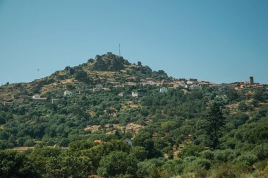Üstünde küçük Monsanto köyü ile tepelik manzara