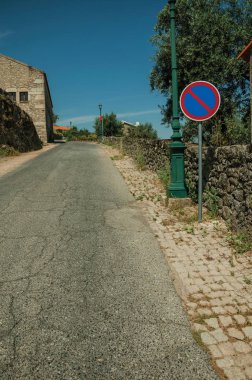 Monsanto ışık sonrası ve No Park trafik işareti ile Yol