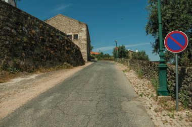 Monsanto ışık sonrası ve No Park trafik işareti ile Yol