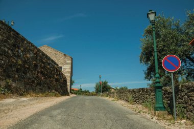 Monsanto ışık sonrası ve No Park trafik işareti ile Yol