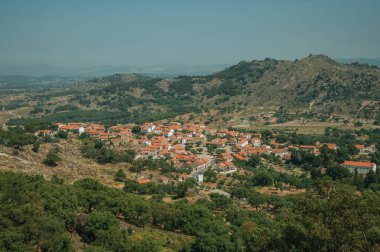 Monsanto yakınlarındaki kayalar ve zeytin ağacı yla kaplı engebeli arazide çatılar