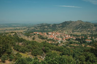 Monsanto yakınlarındaki kayalar ve zeytin ağacı yla kaplı engebeli arazide çatılar