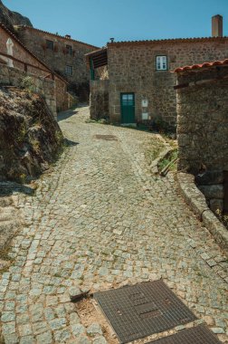 Monsanto'da yamaç üzerinde taş duvarlı eski evler