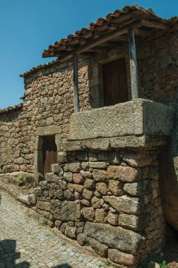 Monsanto'da küçük bir verandaya giden merdivenli eski ev