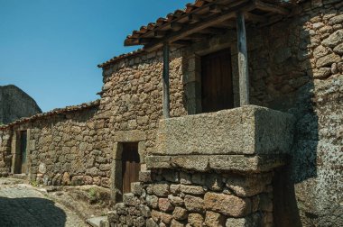 Monsanto'da küçük bir verandaya giden merdivenli eski ev