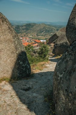 Monsanto'daki büyük kayalardan geçen patika