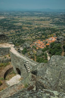 Monsanto kayalık tepeüzerinde bir kale de ağ geçidi ile Duvar