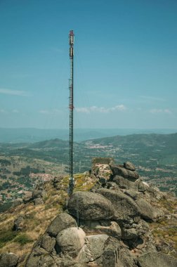 Monsanto'da kaya ve çalılarla kaplı tepedeki anten