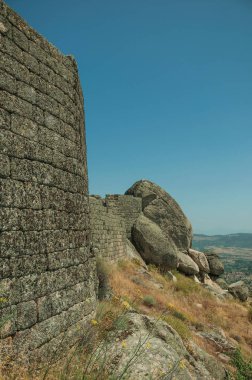 Monsanto Kalesi'ndeki kayalarla kaplı tepedeki taş duvar