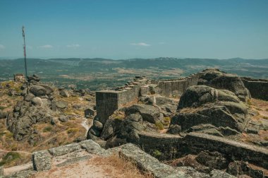 Monsanto'da kayalarla kaplı tepedeki taş duvar ve anten