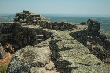 Monsanto Kalesi'ndeki kayalarla kaplı tepedeki taş duvar