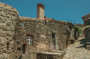 Monsanto'da yamaçta taş duvarlı eski evler