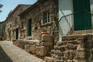 Monsanto ıssız sokakta eski taş evler