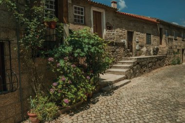 Monsanto ıssız sokakta eski taş evler