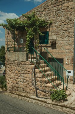 Monsanto'da verandaya giden merdivenli eski taş ev