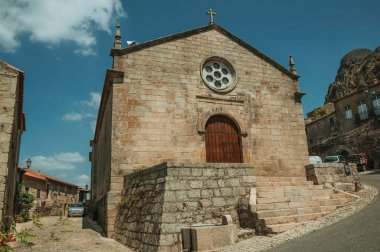 Monsanto'da taş duvarlı Ortaçağ kilise cephesi