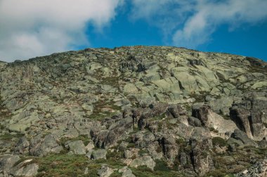 Kayalık kayalıklar ile dağlık manzara