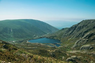 Engebeli arazide baraj gölünde mavi su