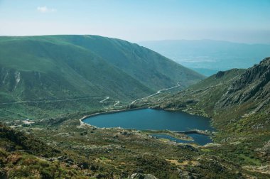 Engebeli arazide baraj gölünde mavi su