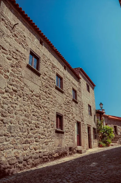 Vecchia casa in pietra e cespugli fioriti a Monsanto — Foto Stock