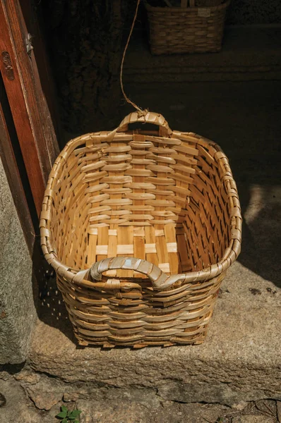 Плетеные корзины на каменном пороге в аллее Монсанто — стоковое фото