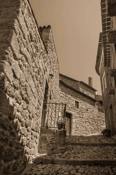 モンサントの階段を持つさびれた路地の古い石造りの家 — ストック写真