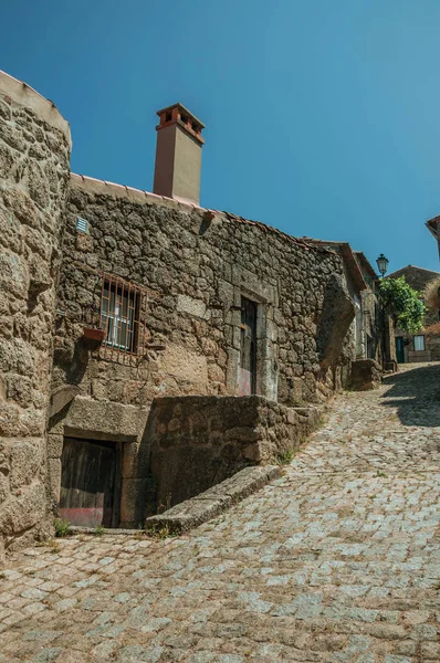 Casas antiguas con muro de piedra en callejón en Monsanto — Foto de Stock