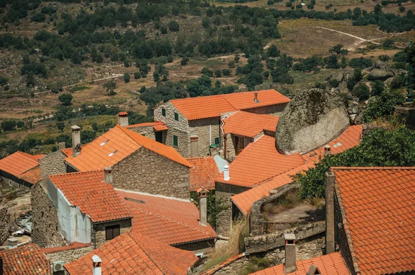 Antiguas casas de piedra con campanario en Monsanto — Foto de Stock